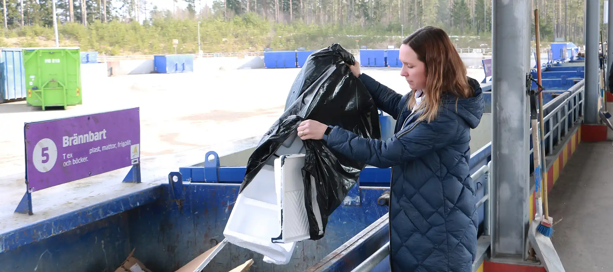 Tömmer säck med avfall i container på åvc